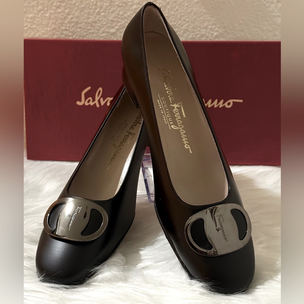 SALVATORE FERRAGAMO Vara Black Leather Heels Size 5.5